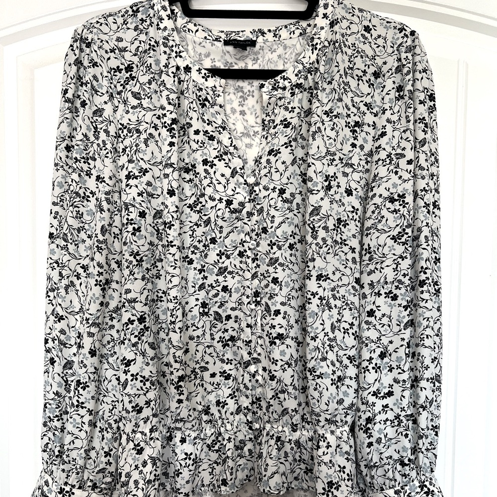 Ann Taylor top flower print black white baby blue